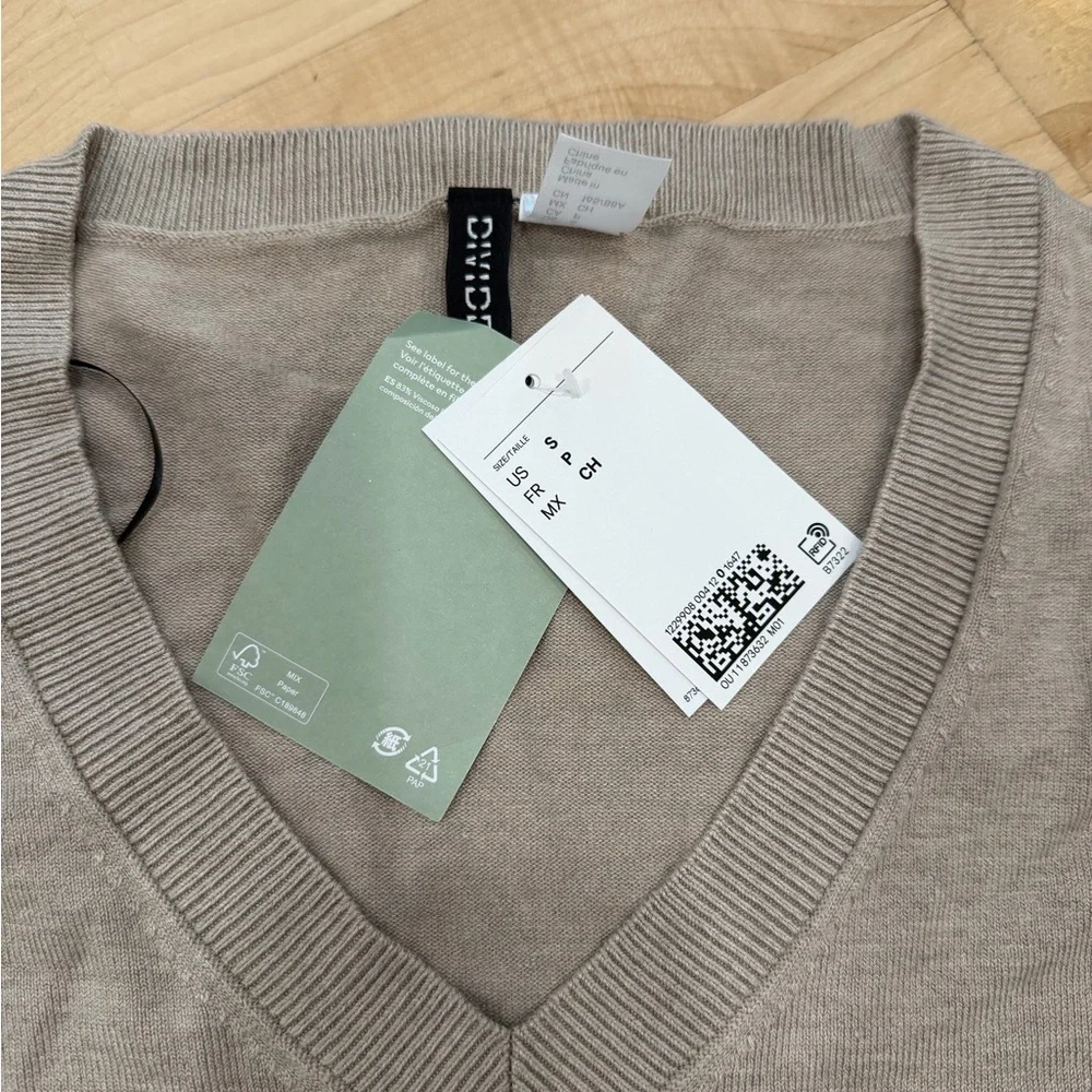 H&M Women's Tan V-Neck Sweater